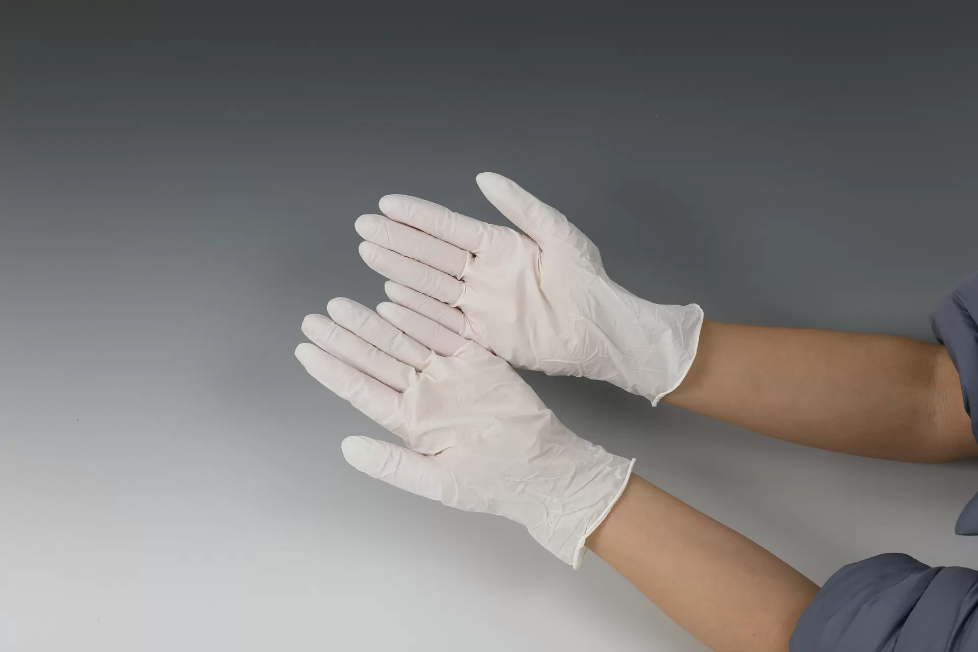 Одноразовая белая нитриловая перчатка