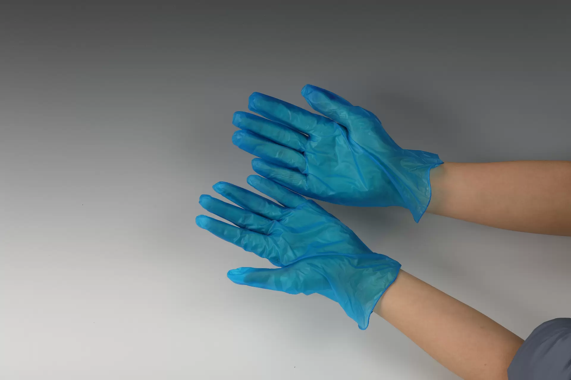 Одноразовая синяя виниловая перчатка