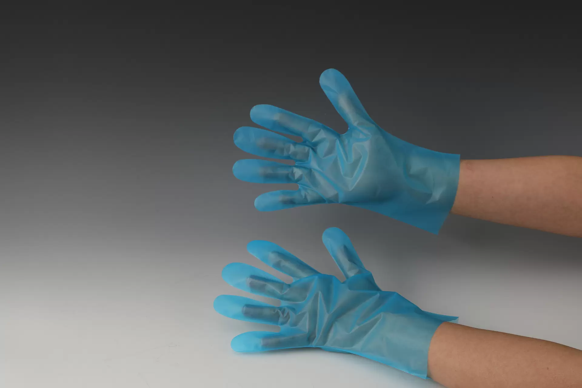 Одноразовые синие полиэтиленовые перчатки