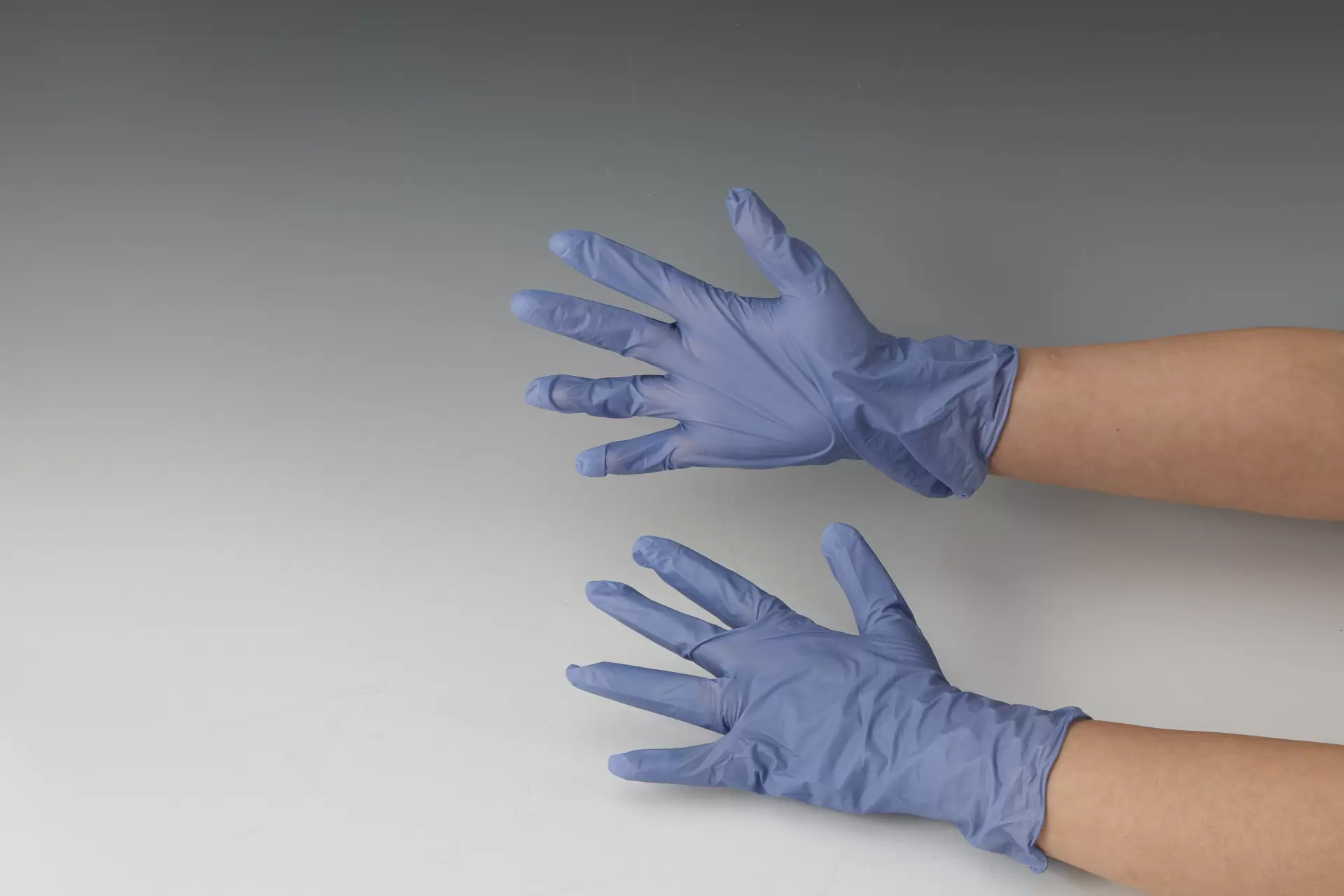 Одноразовые фиолетовые нитрил-виниловые синтетические перчатки