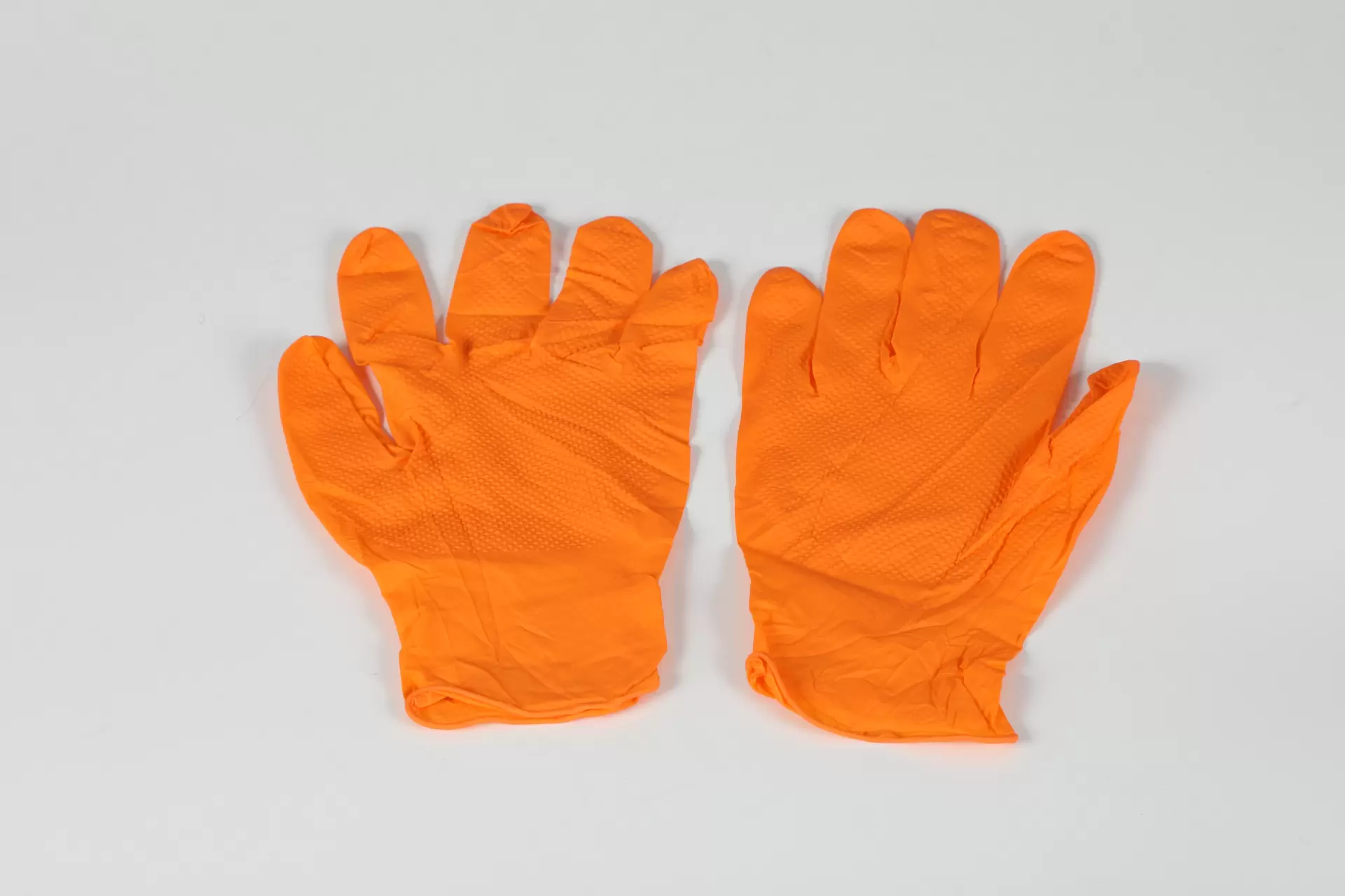 Оранжевая нитриловая перчатка с ромбовидным узором