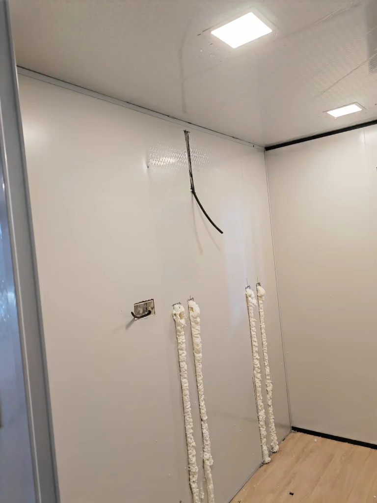 نظام عزل رغوي من البولي يوريثان (PU) لمنزل حاويات قابل للطي