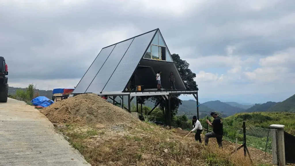 Контейнерный дом треугольной формы площадью 45 квадратных метров, построенный по индивидуальному заказу.