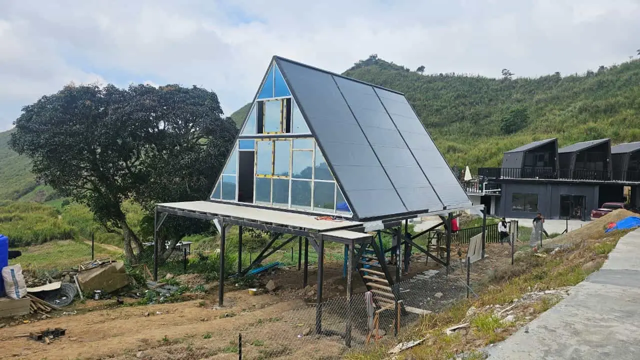 Casa personalizada triangular de contêineres com 45 metros quadrados na Malásia