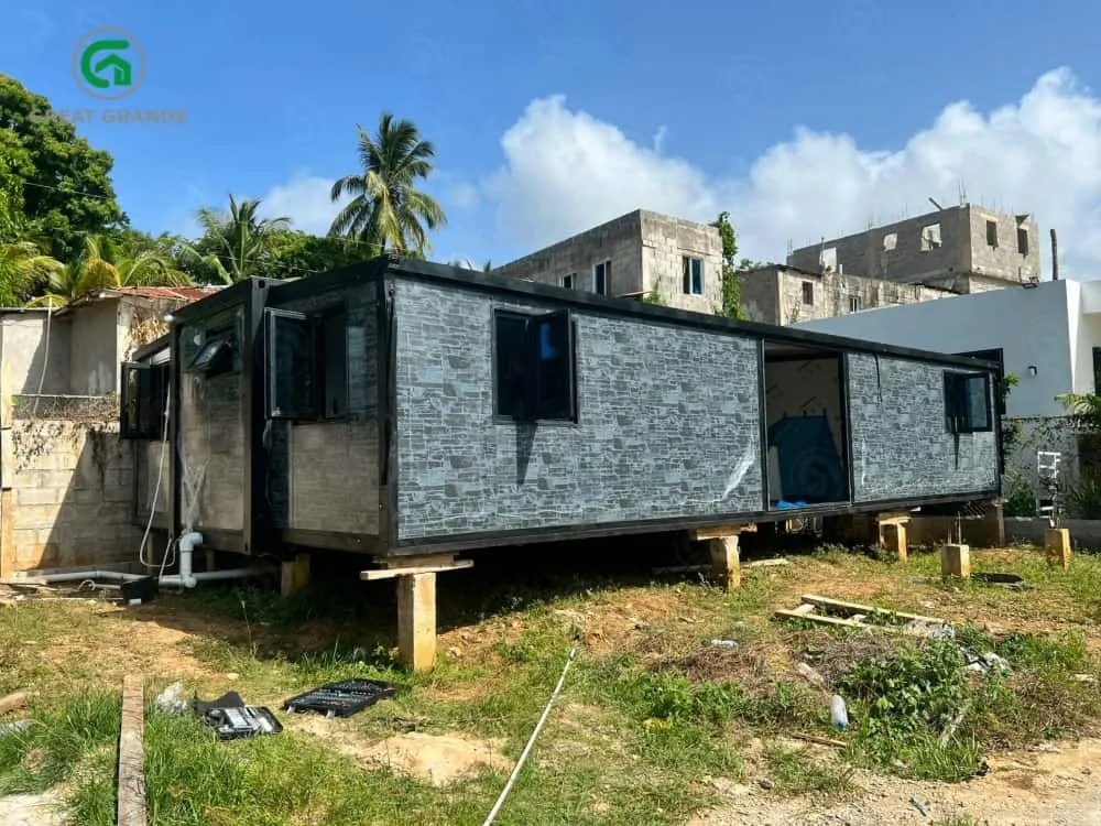 Casa pré-fabricada dobrável de 12 metros na República Dominicana: a casa pronta para morar de Luis, com 4 quartos.
