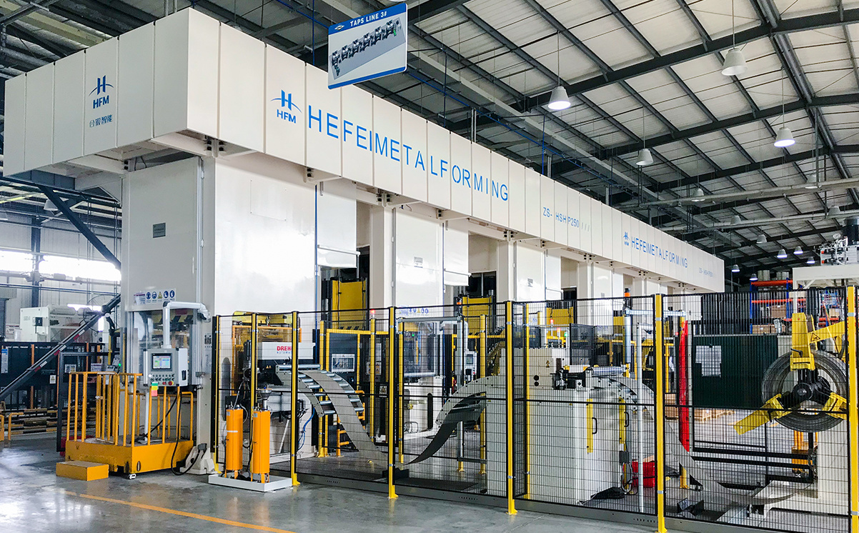 Linea di produzione automatica per presse idrauliche di formatura di precisione ad alta velocità