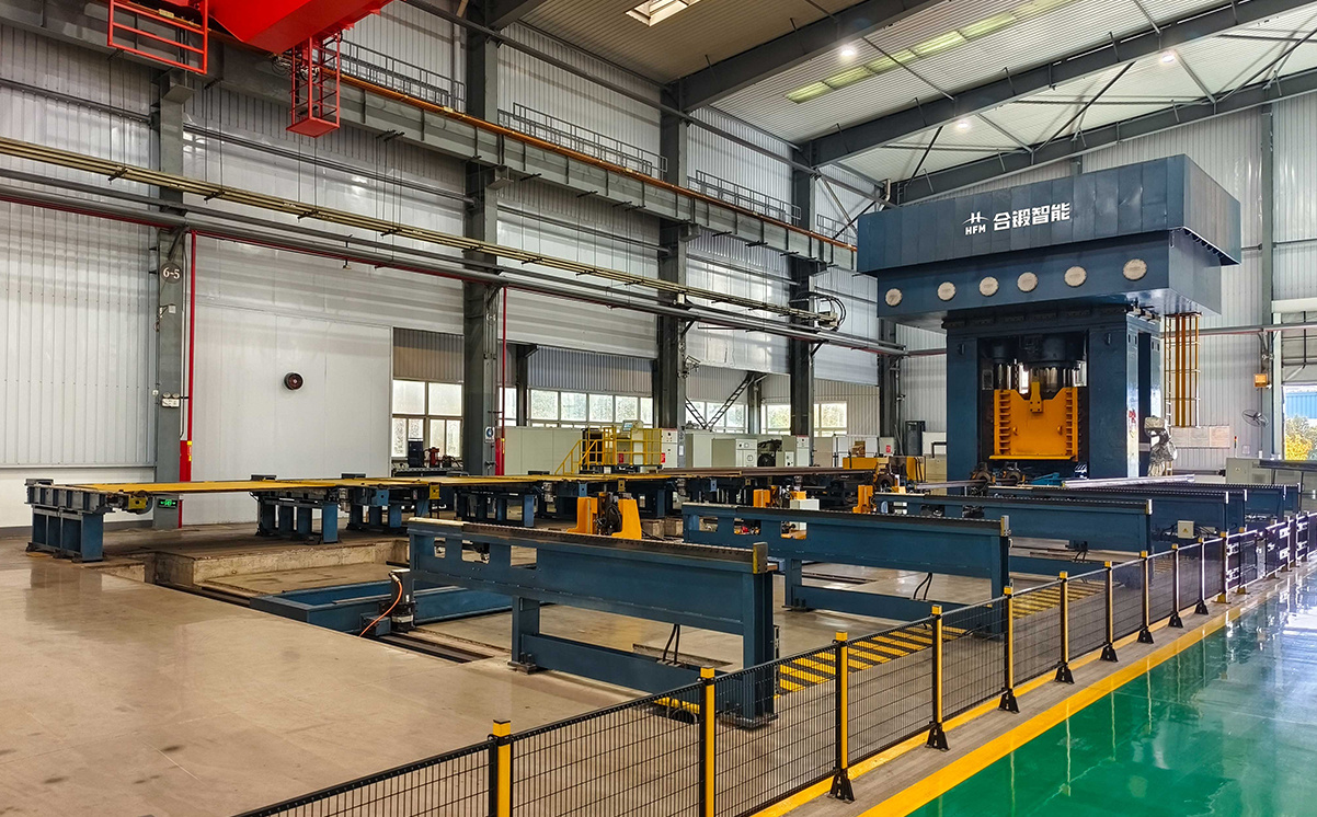 Linea di pressatura idraulica per la forgiatura automatica degli scambi ferroviari