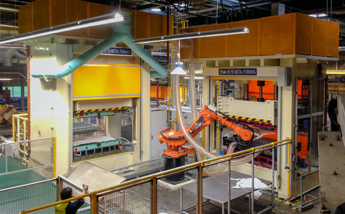 Pressa idraulica e linea di produzione per prodotti di rivestimento interno per autoveicoli