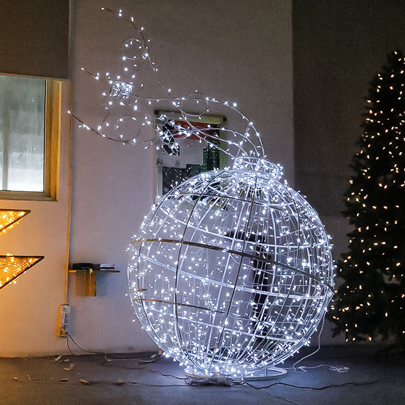  Luz LED grande con motivo de bola de Navidad para exteriores, luz blanca fría para decoración navideña