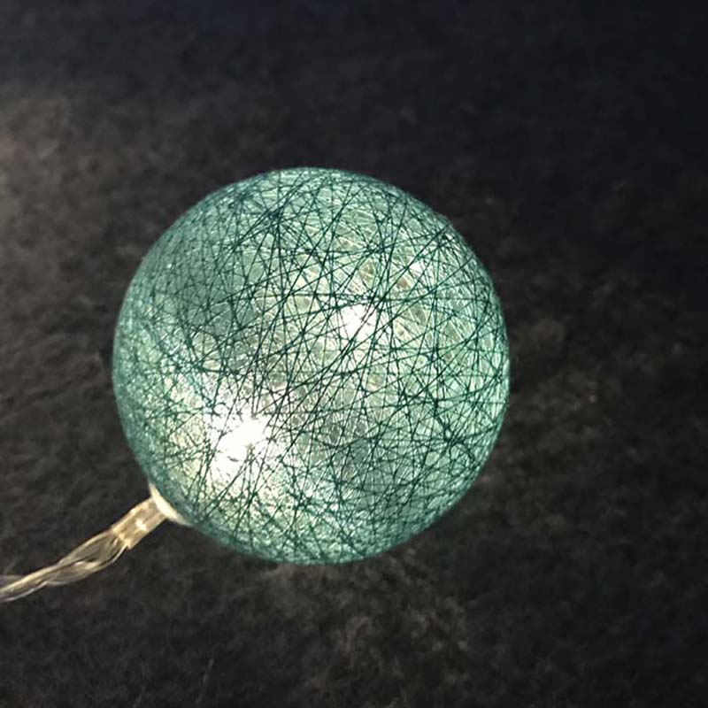 Fabrication de guirlandes lumineuses LED en boule de coton