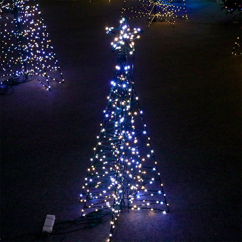 árbol de navidad iluminado al aire libre