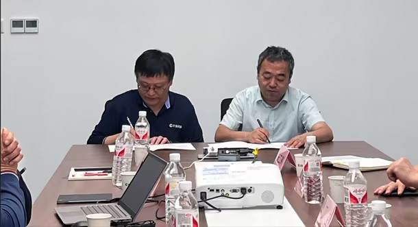 Anhui University of Architecture and Technology School of Materials and Anhui Crystro Crystal Materials Co., Ltd. Corporate-University Cooperation Exchange Conference