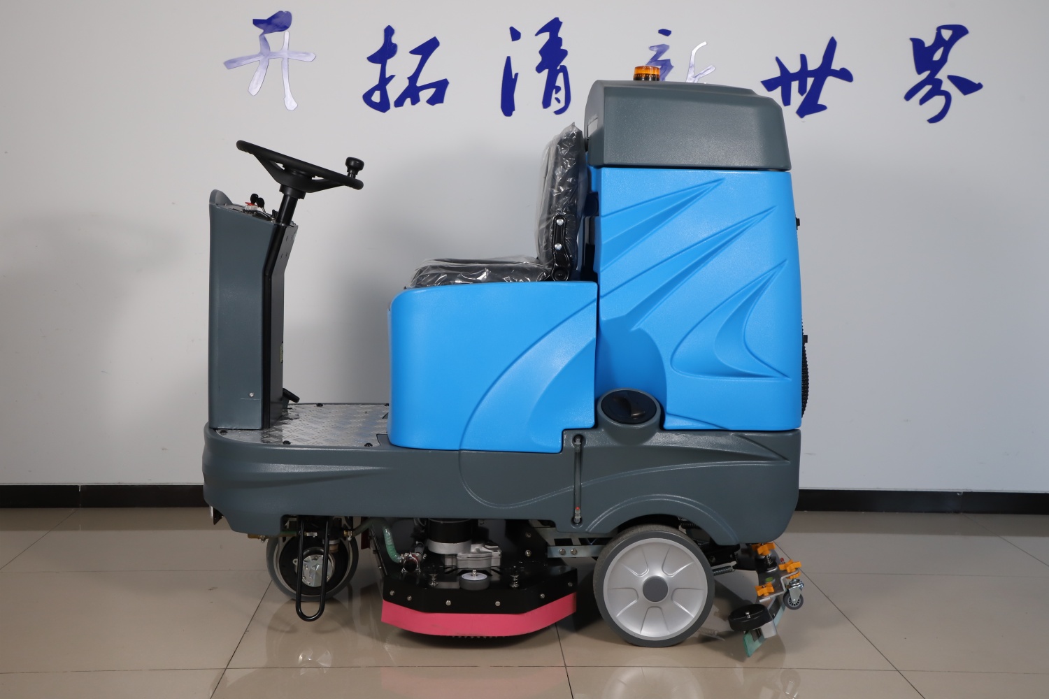 Advantages of using floor scrubbers after the National Day Efficient cleaning