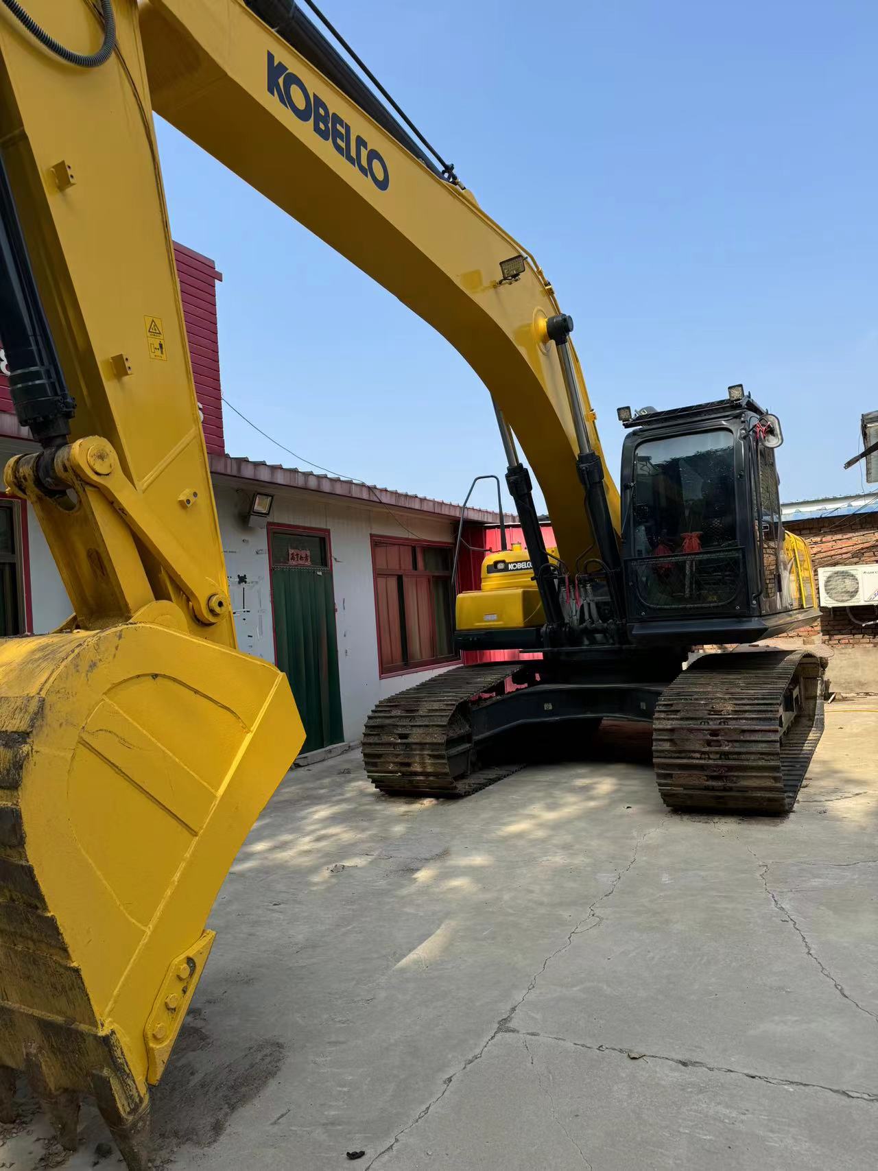 Used Kobelco 250D crawler excavator used machinery used excavator 131KW 25tons 1.3m3 for sale