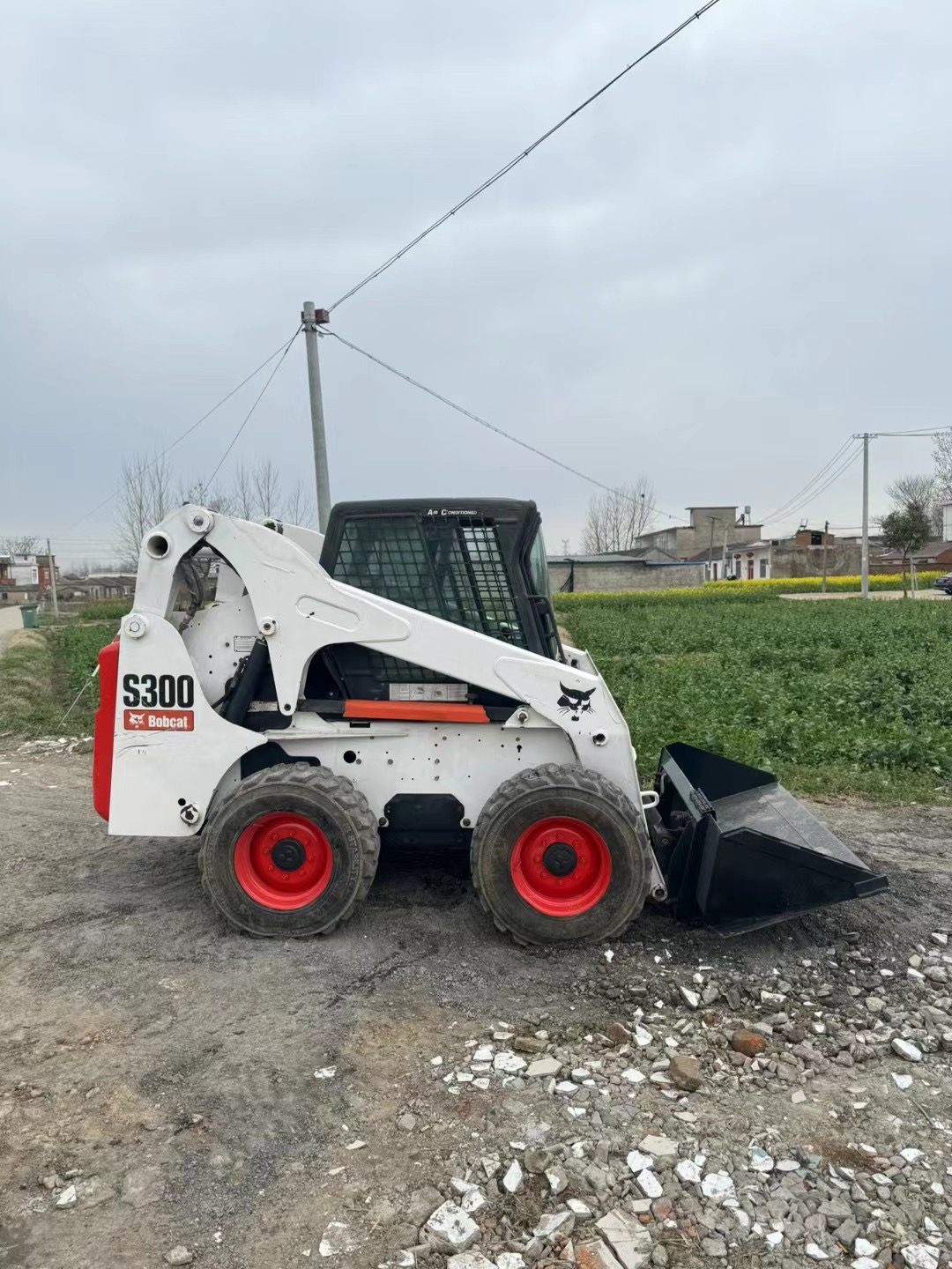 Used Bobcat S300 skid steer loader Used skid steer loader use machinery 60KW 4tons for sale