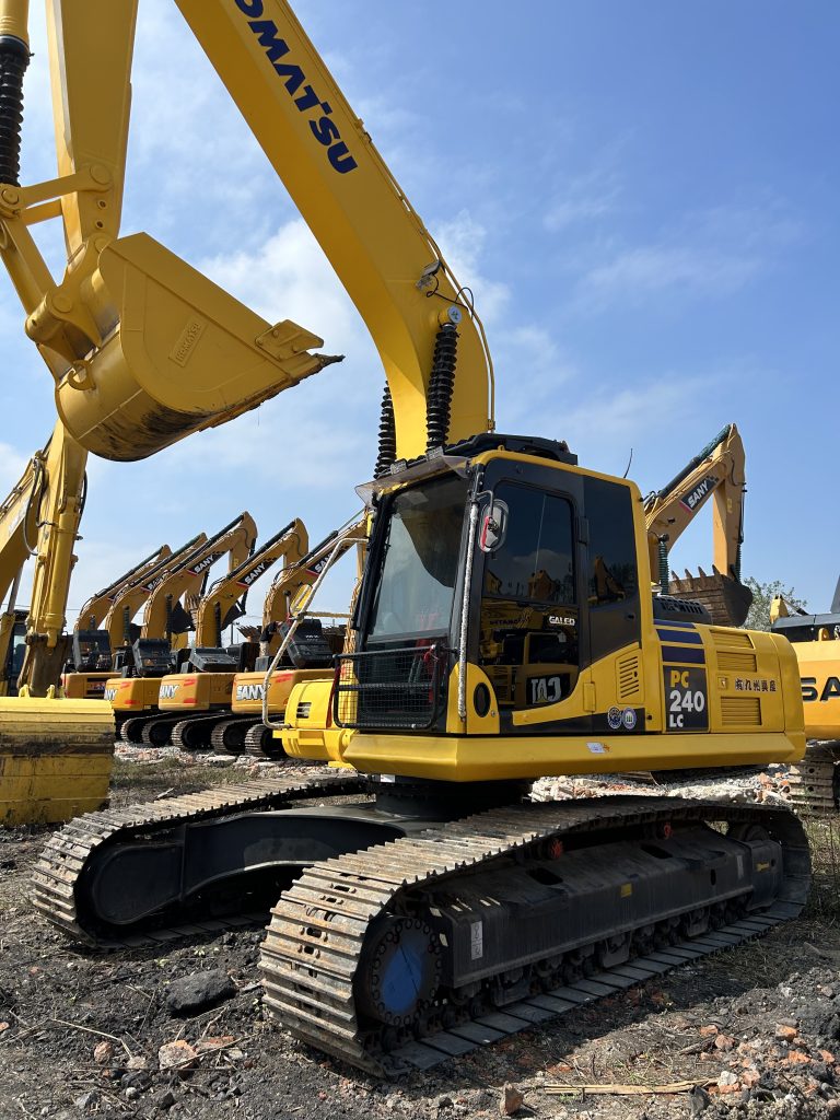 Used Komatsu 240-8 excavator use machinery used excavator 125KW 24tons for sale