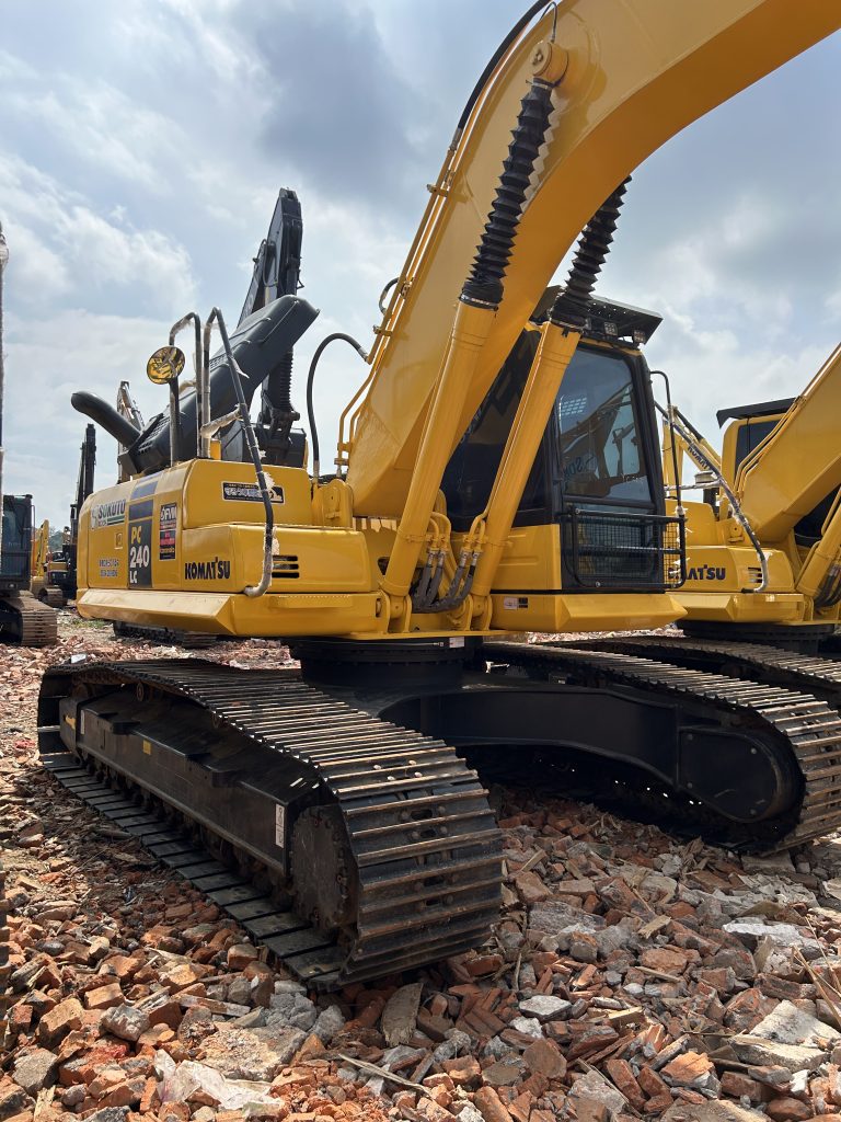 Used Komatsu 240-8 excavator use machinery used excavator 125KW 24tons for sale