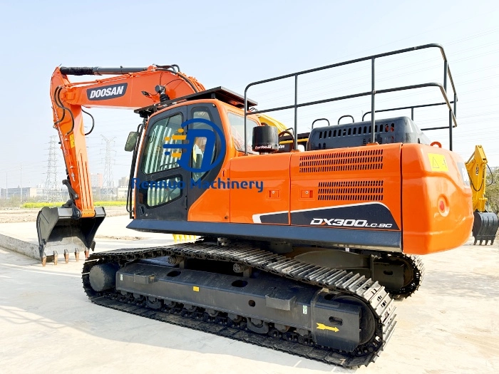 حفارة هيدروليكية زاحفة مستعملة من نوع Doosan DX300LC