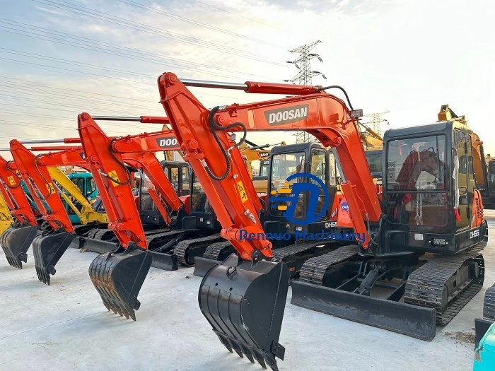 حفارة صغيرة مستعملة من نوع Doosan DH55