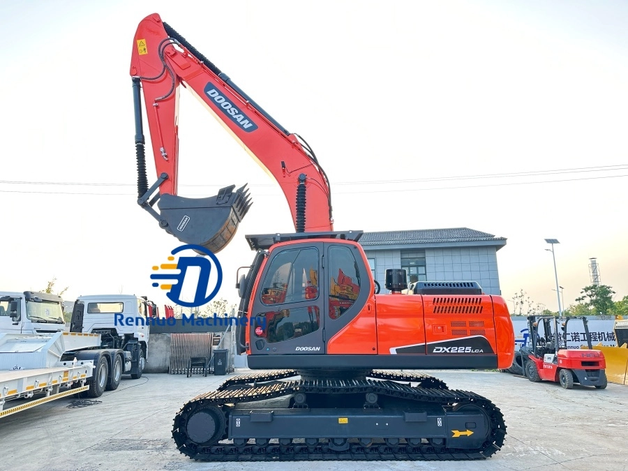 حفارة دوسان DX225LCA مستعملة للبيع