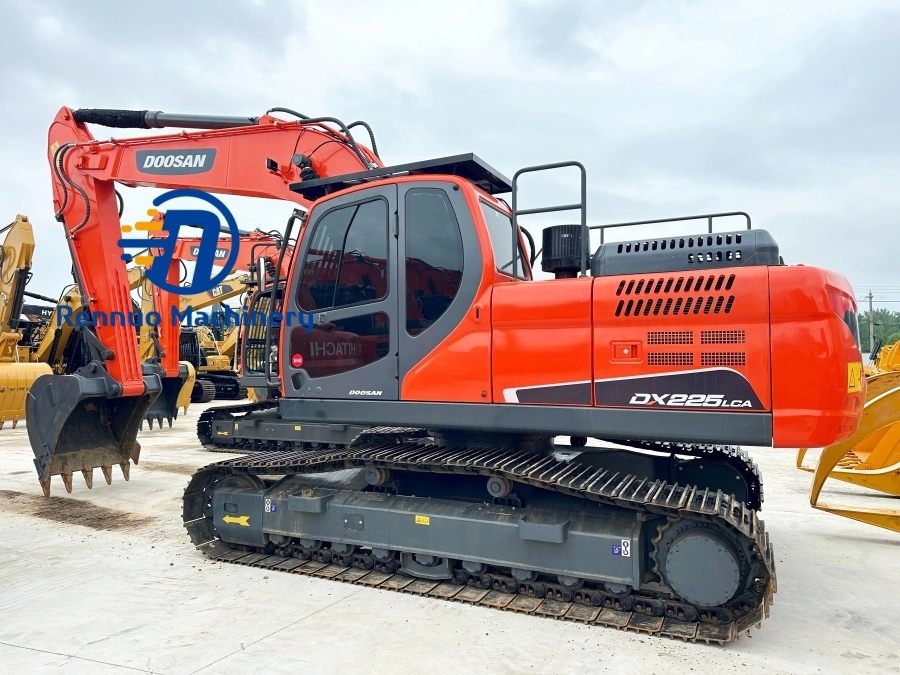 حفارة دوسان DX225LCA مستعملة للبيع