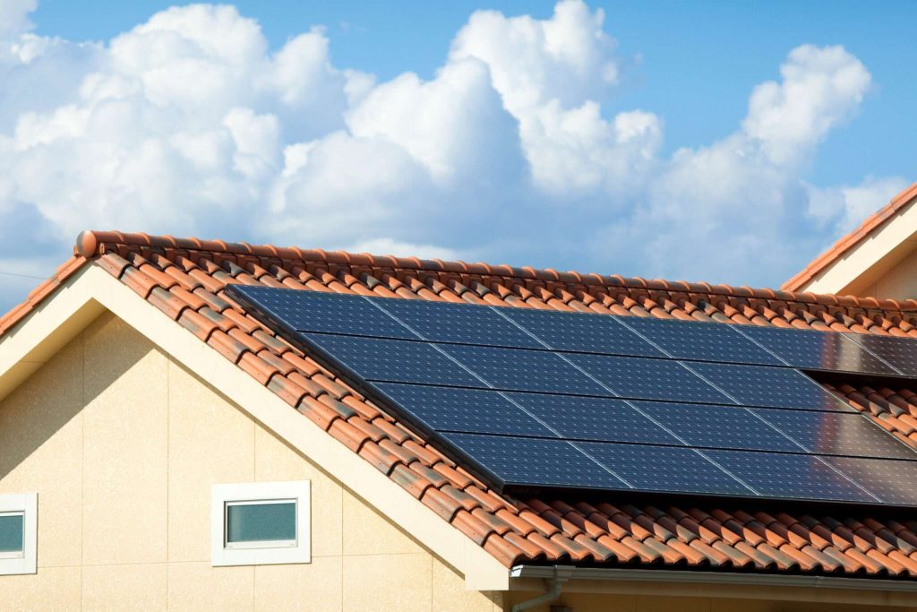 Auf einem Dach installierte Solarmodule für den Eigenheimgebrauch