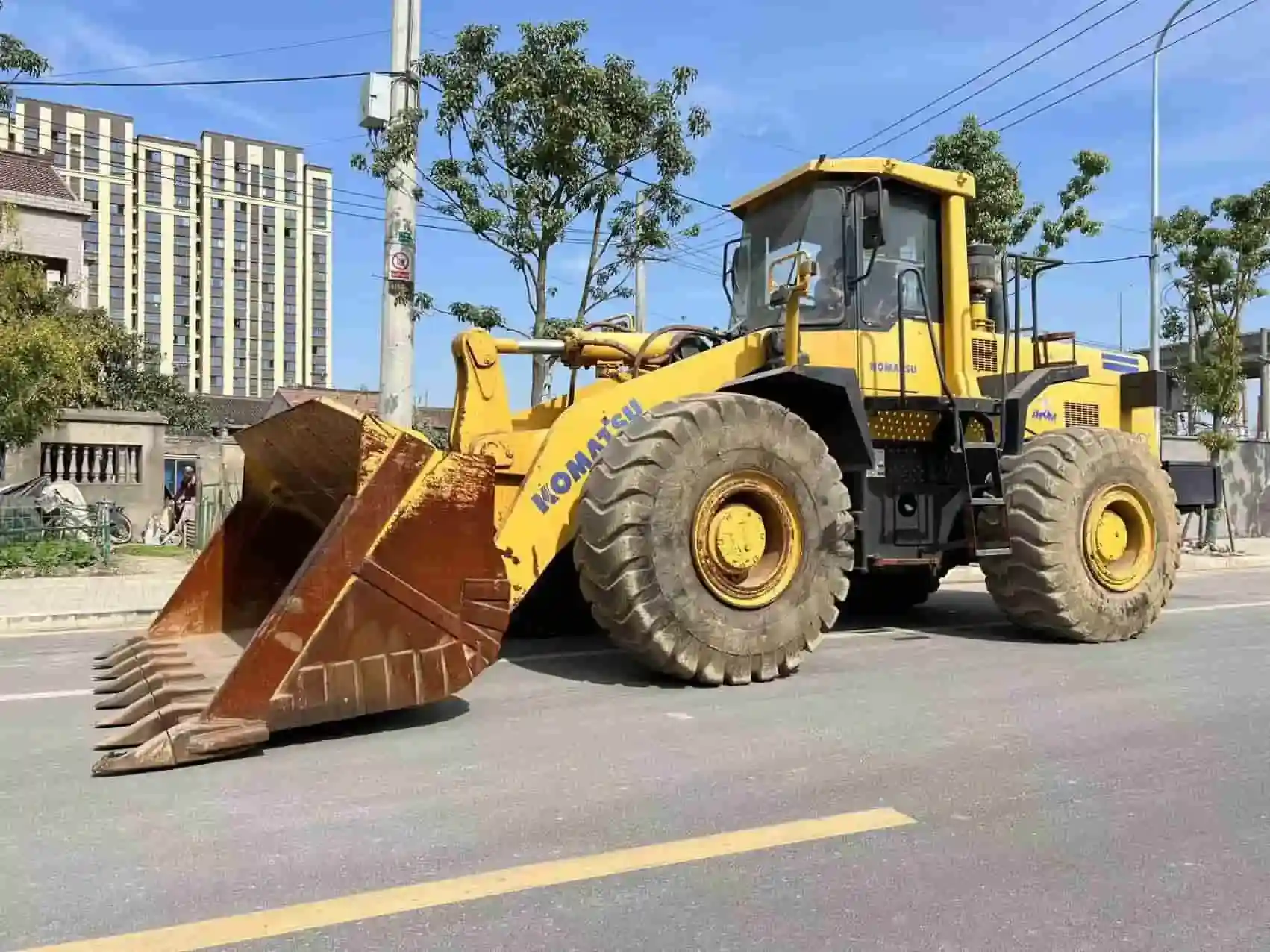 Used Komatsu 470 loader