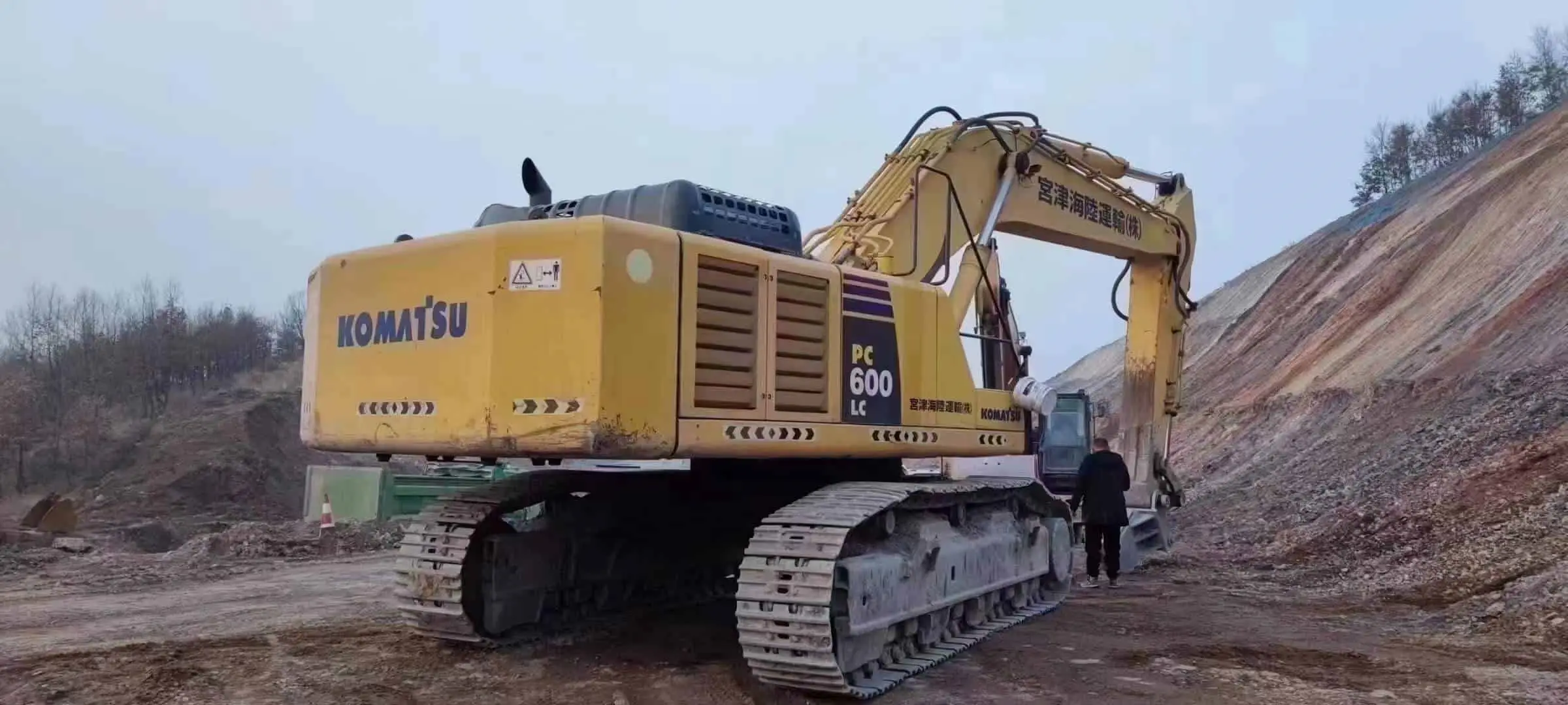 Used Komatsu PC600 excavator