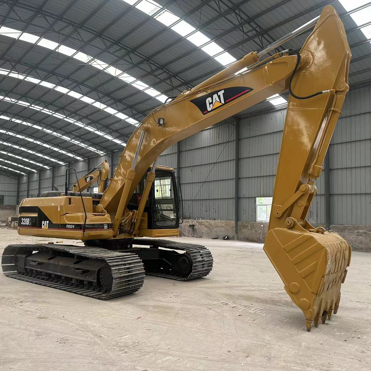 USED MEDIUM EXCAVATOR CAT 320BL