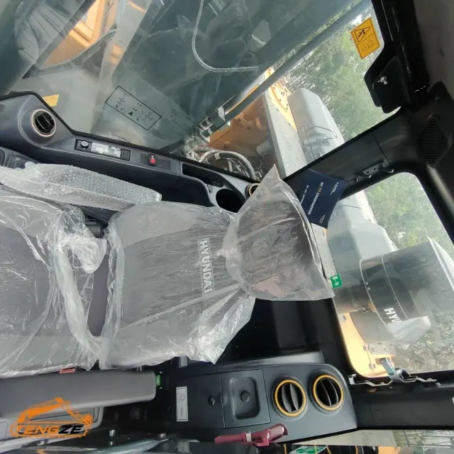 New Hyundai HX220L Excavator 5 New Hyundai HX220L Excavator