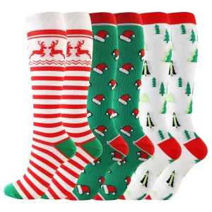 %name ¿Cuáles son algunas formas creativas de incorporar calcetines navideños en conjuntos navideños?