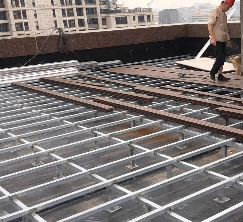 Quel est le meilleur choix pour une terrasse en WPC ? Façade en WPC : poutrelle en aluminium, poutrelle en bois ou poutrelle en WPC1 ?