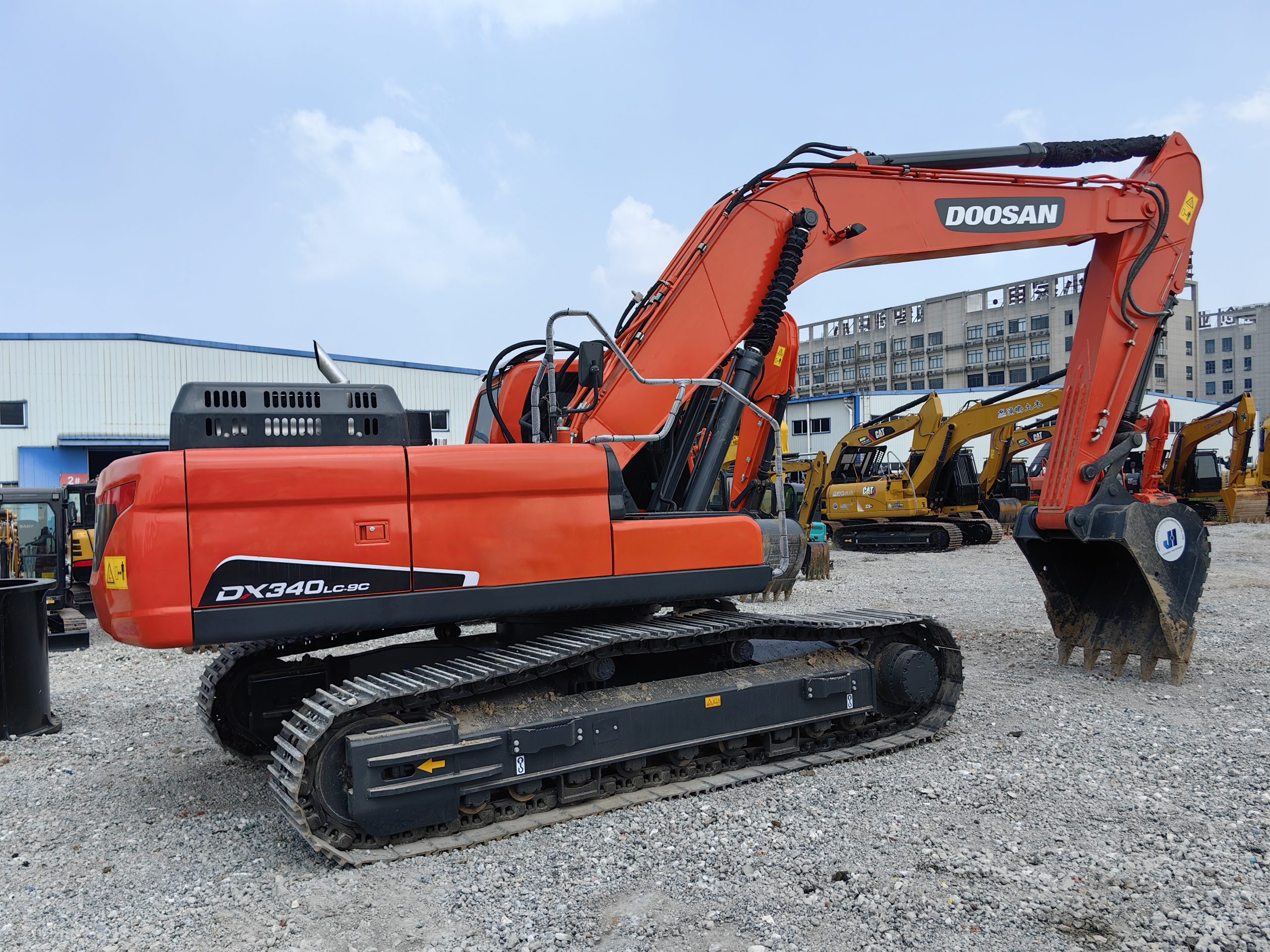 Экскаватор DOOSAN DX340 в отличном состоянии, б/у: высокое качество, хит продаж.