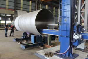 Máquina pulidora de tanques con banda abrasiva
