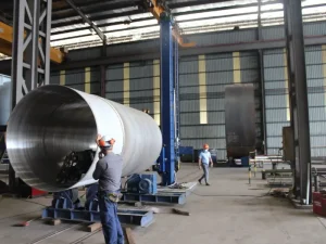 Máquina pulidora de tanques utilizada en el acabado de superficies metálicas.