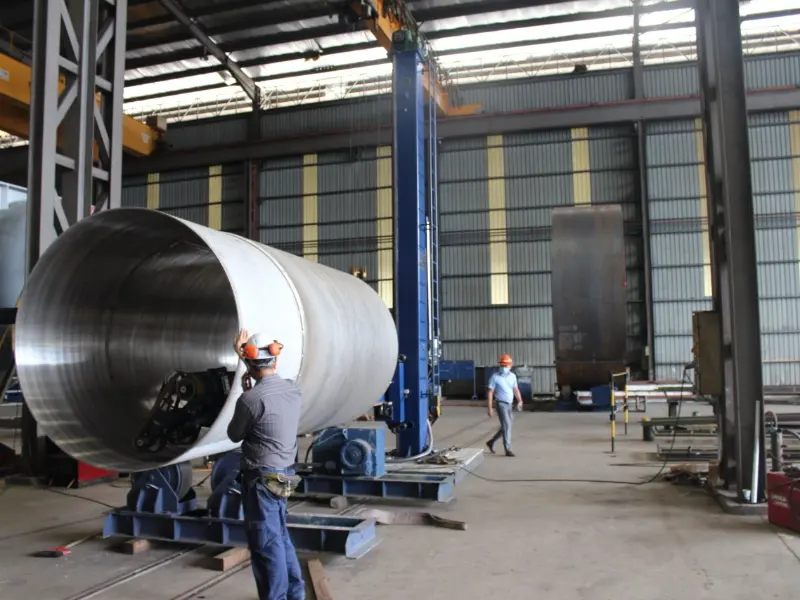 Máquina pulidora de tanques utilizada en el acabado de superficies metálicas.