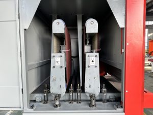 Metal deburring machine for small parts