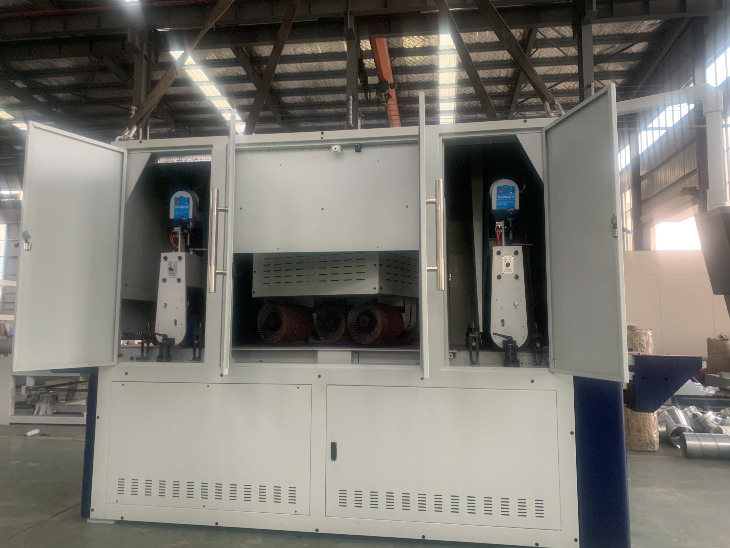 Máquina desbarbadora de placas de espesor medio