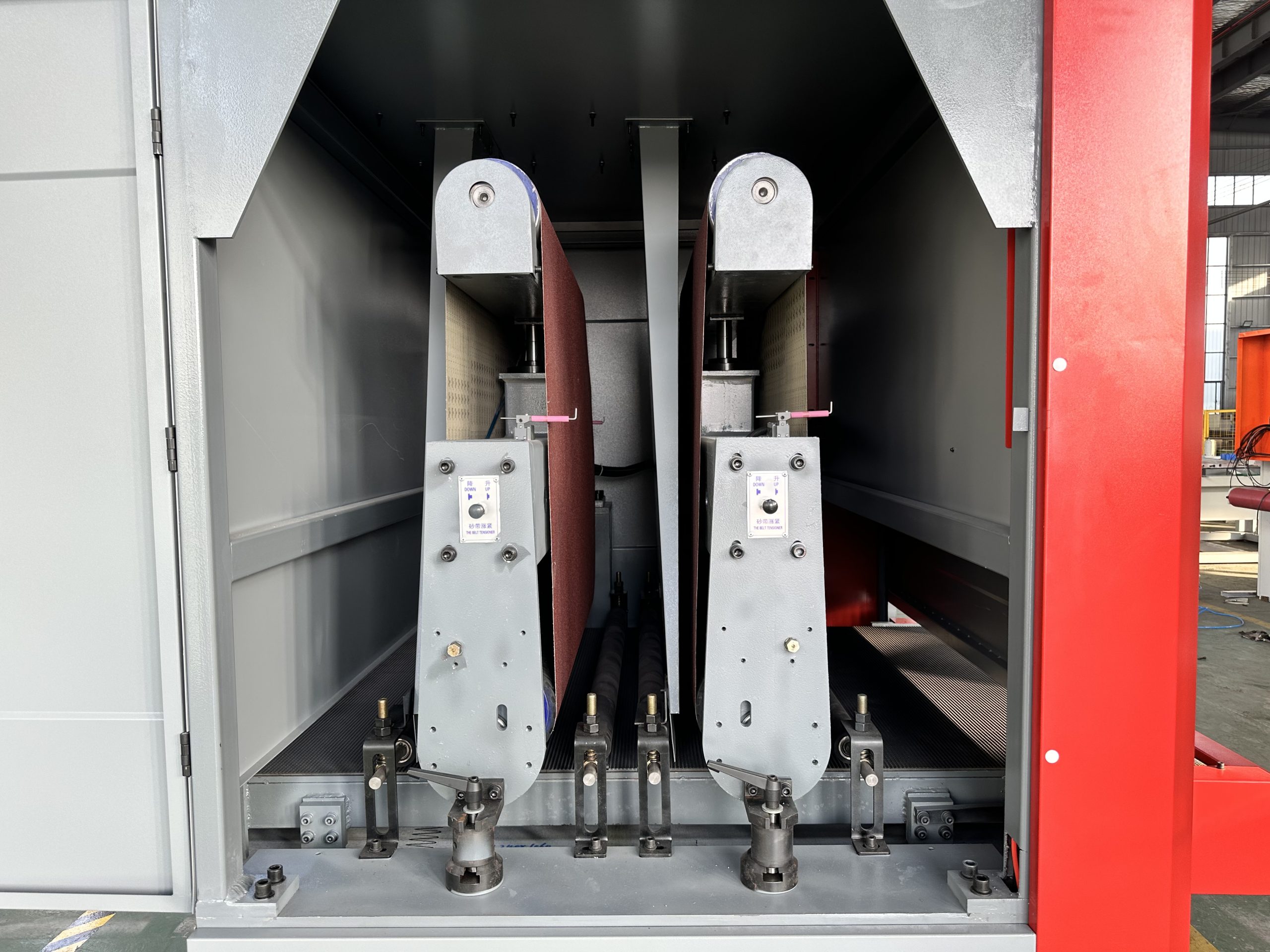 Metal deburring machine for small parts