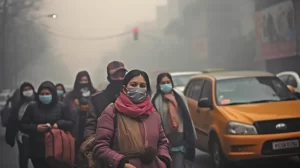 이 사진은 대기 오염 환경에서 거리를 걷는 보행자가 이동하려면 마스크를 착용해야 한다는 것을 보여줍니다.